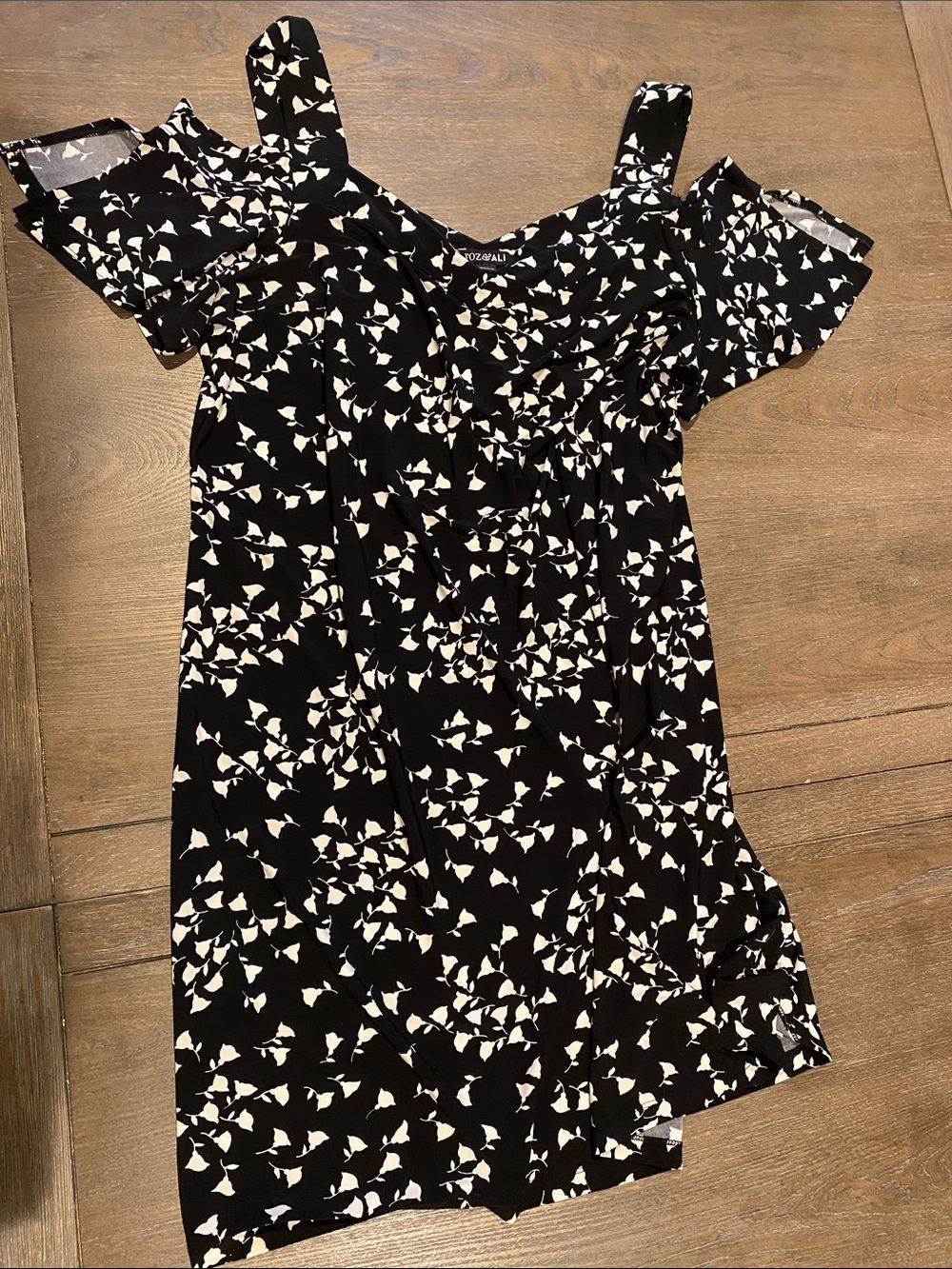 Gorgeous Roz & Ali Black and White Leaf Pattern Dress